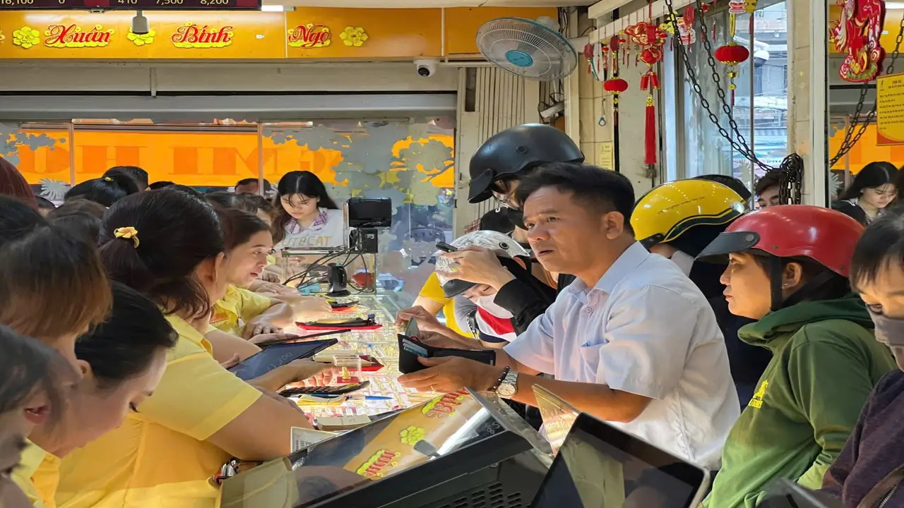 تراجع حاد في أسعار الذهب العالمية مع تقلبات غير متوقعة محليًا